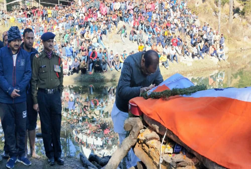 Huge Crowd in Martyred Soldiers Rahul Funeral, public Anger Show against pak in champawat