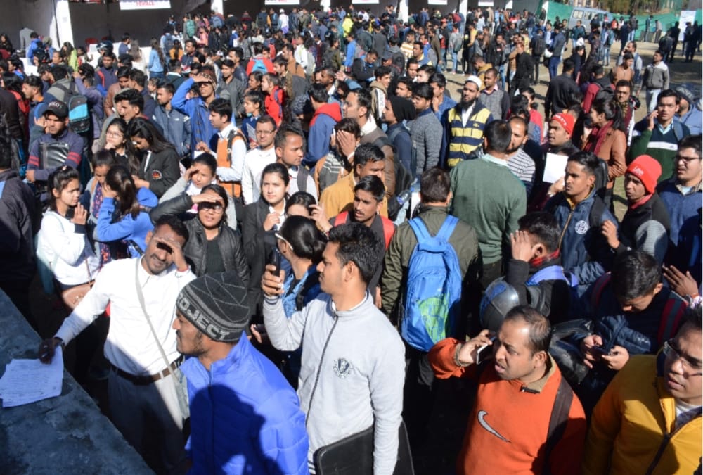 Unemployed Youth huge Rush Reached in dehradun Rojgar Mela