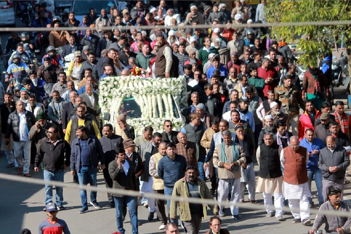 Senior social worker Seth Dayanand Gupta was cremated in Meerut