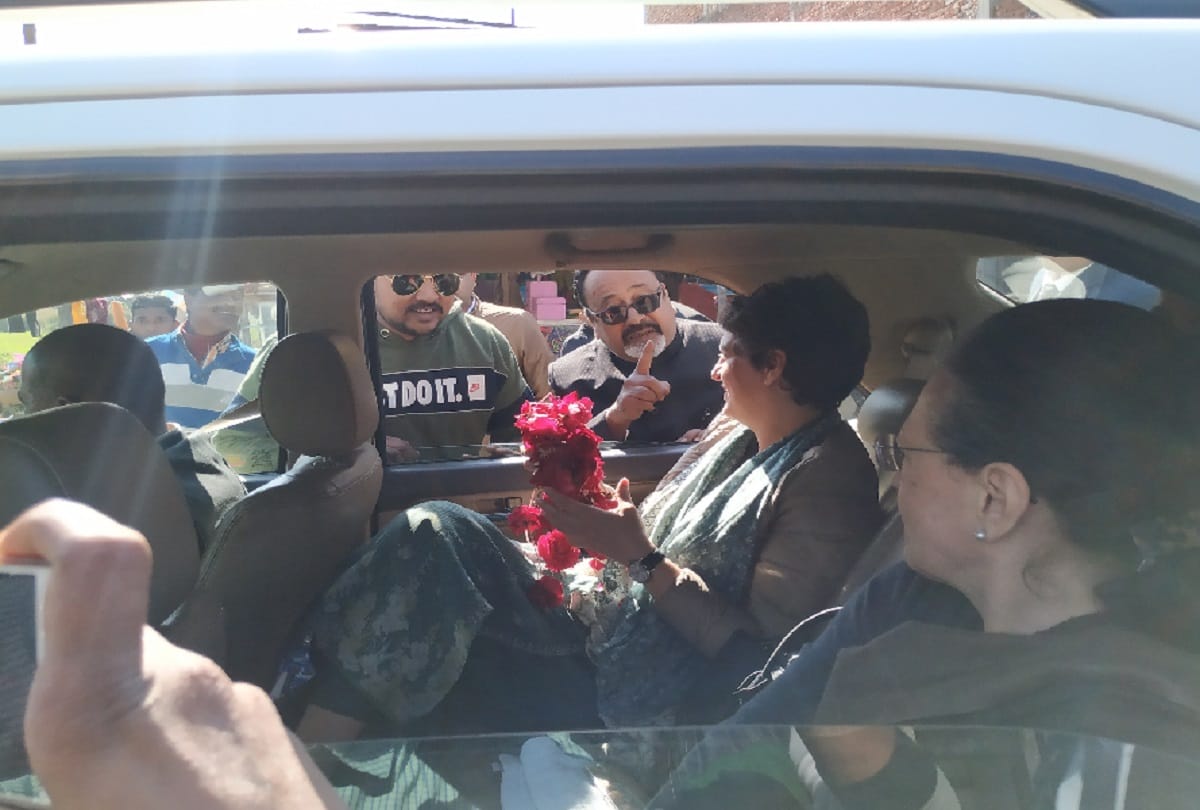 Bring the issues of villages on the road and raise it vigorously said Priyanka gandhi to workers