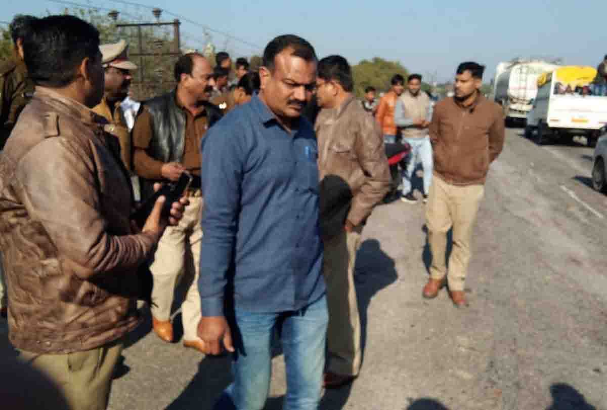 Kanpur: High speed pickup collided with bike, police constable died on the spot