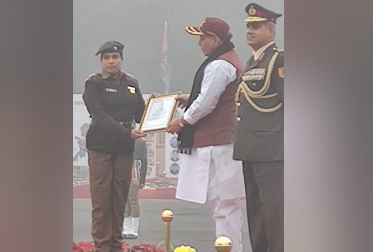 seema rai of gorakhpur honored by the defence minister rajnath singh