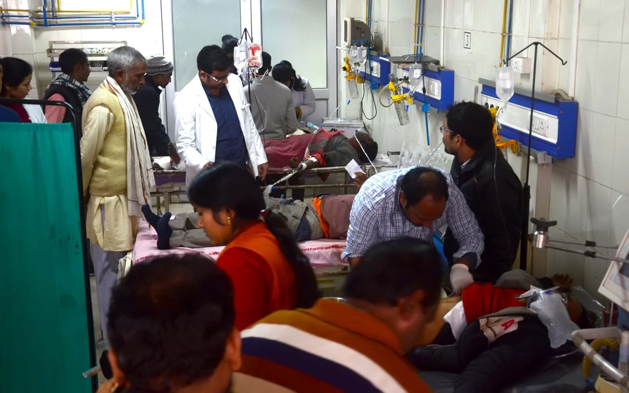 Sitting on the roof of the bus in Prayagraj collided with the bathy dot bridge, one dead