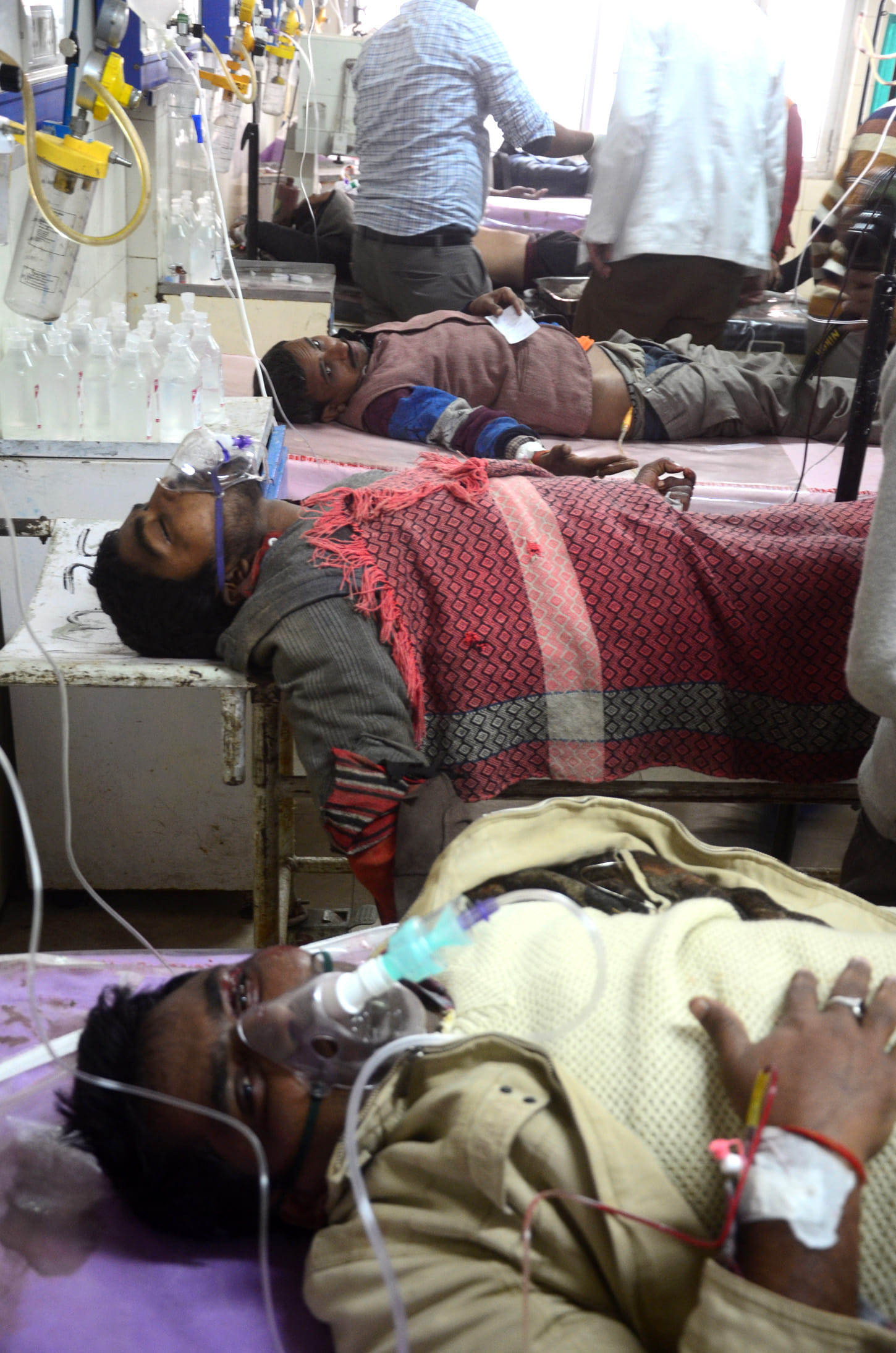 Sitting on the roof of the bus in Prayagraj collided with the bathy dot bridge, one dead