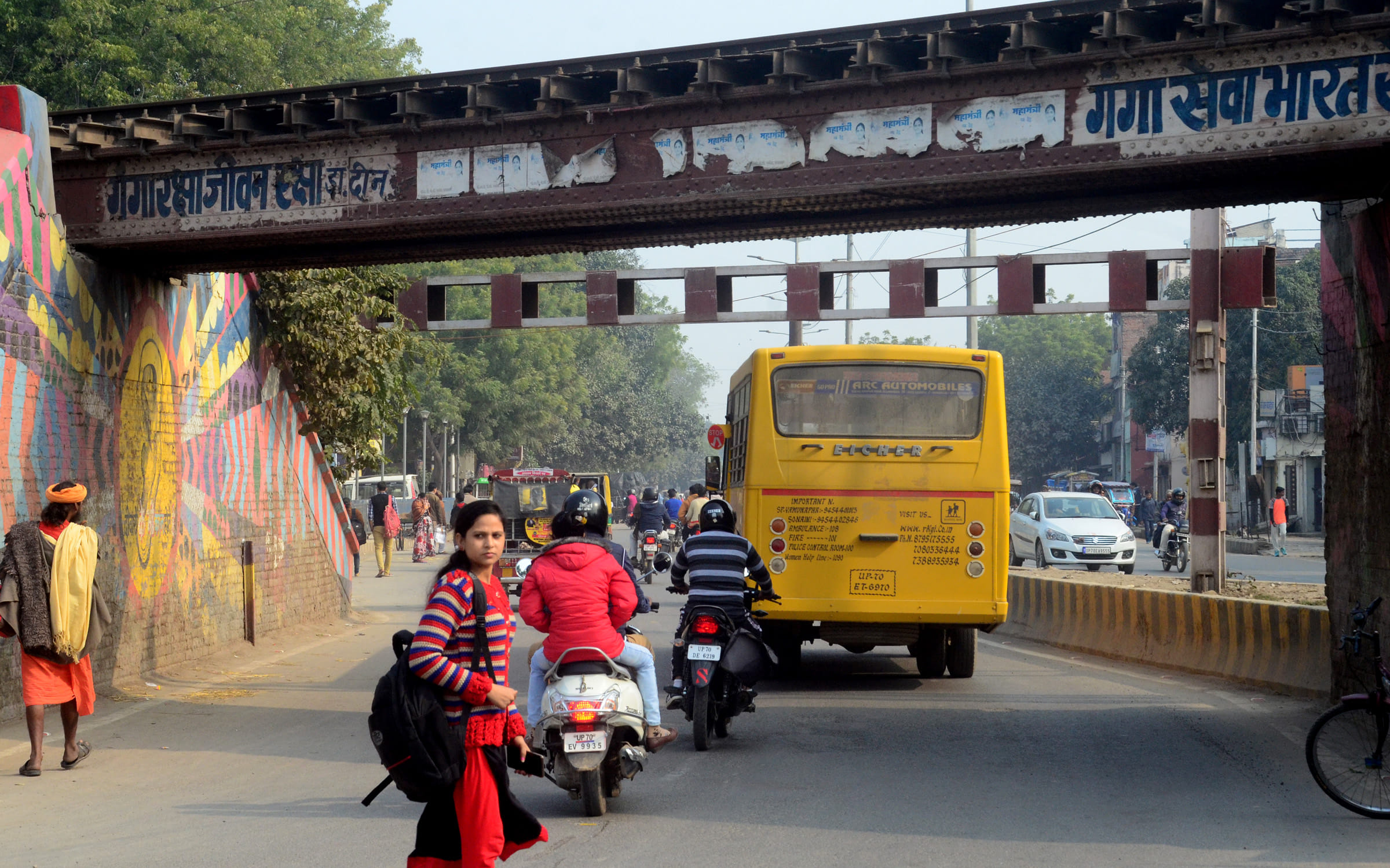Sitting on the roof of the bus in Prayagraj collided with the bathy dot bridge, one dead