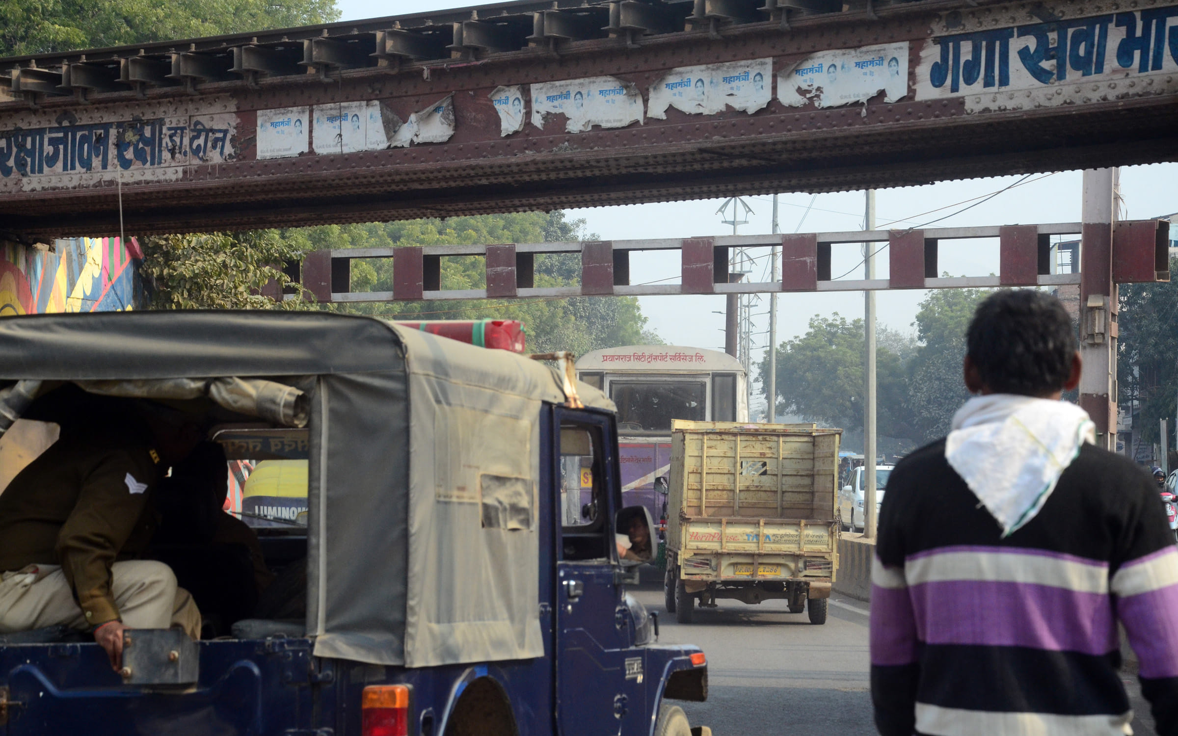 Sitting on the roof of the bus in Prayagraj collided with the bathy dot bridge, one dead