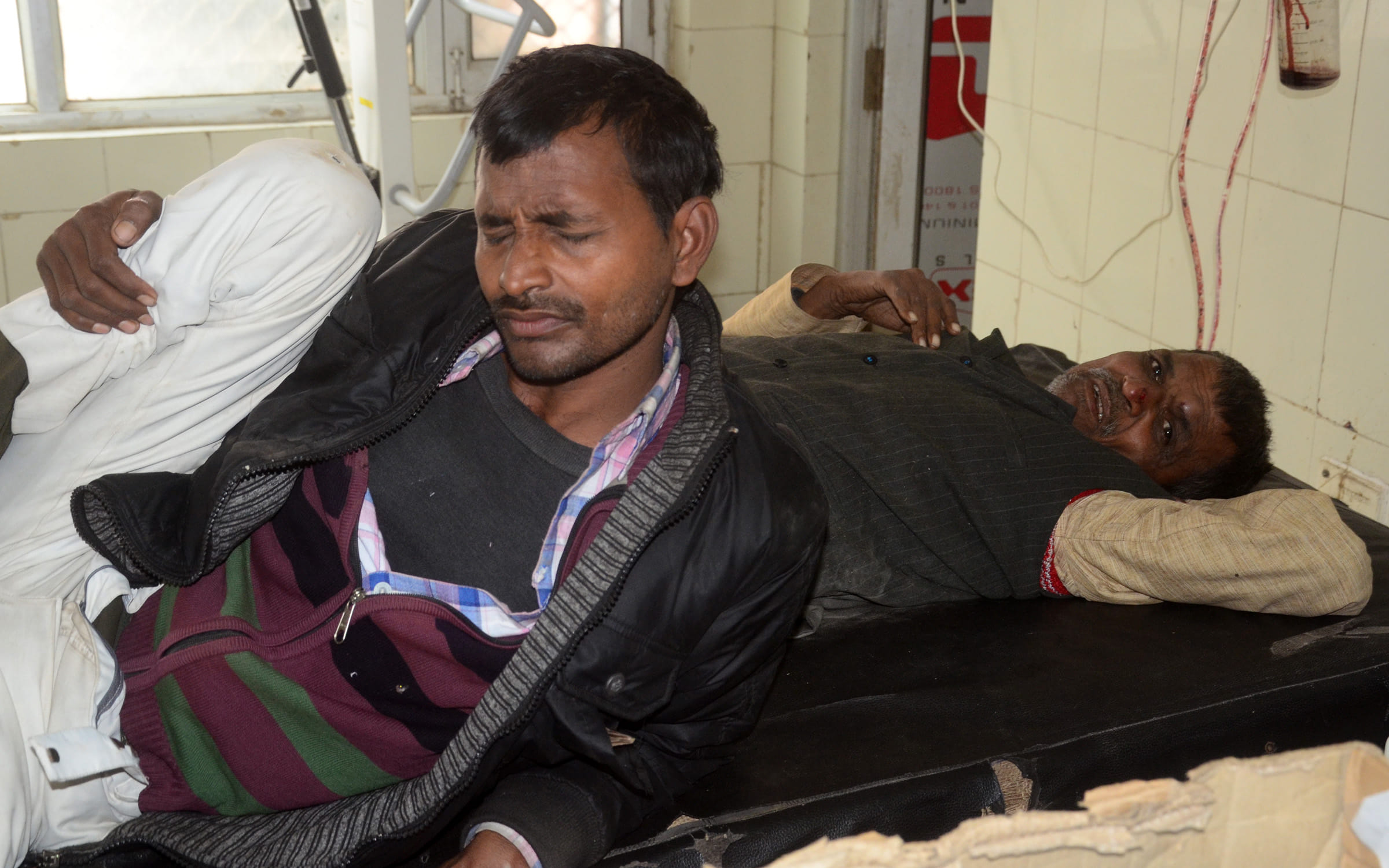 Sitting on the roof of the bus in Prayagraj collided with the bathy dot bridge, one dead