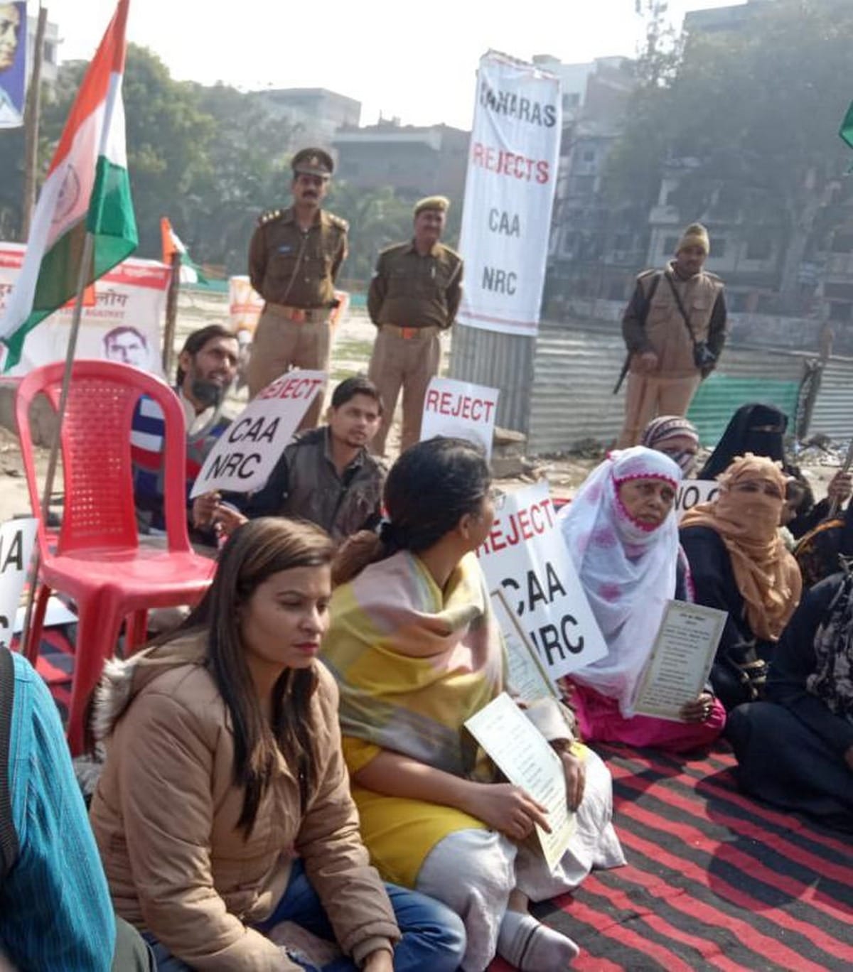 Women protest against caa nrc in beniya bagh varanasi