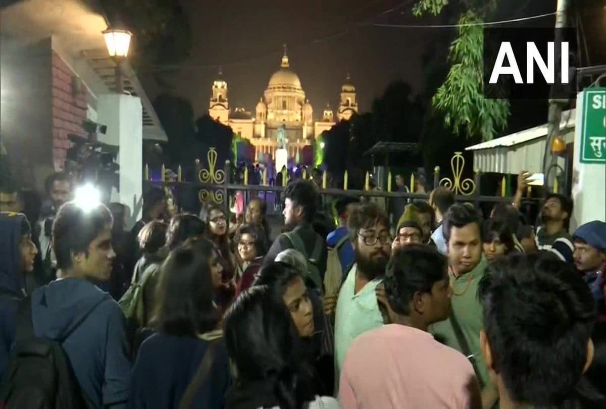 Students protest against BJP MP Swapan Dasgupta outside Victoria Memorial Hall