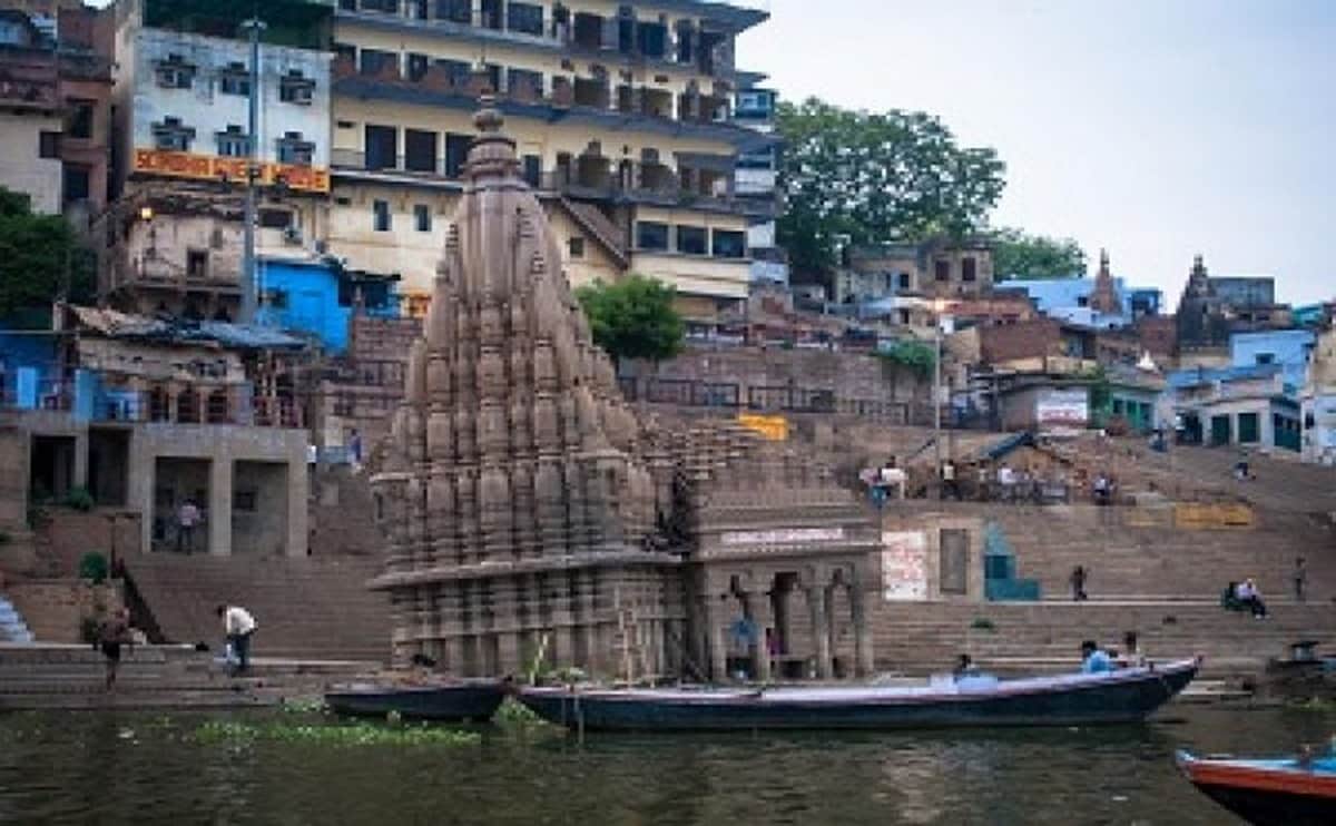 Mysterious Ratneshwar temple of Kashi is more tilted than Pisa tower