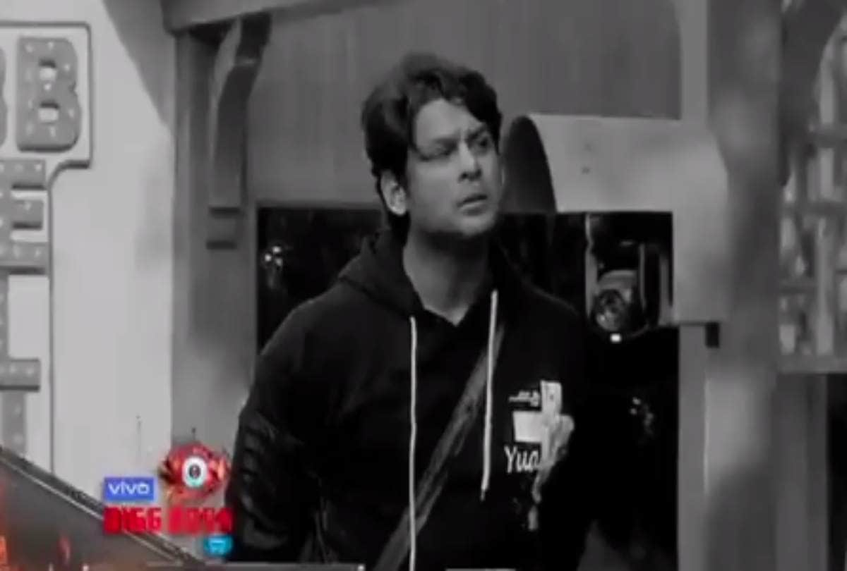 Bigg Boss 13 Captaincy task Shehnaaz Kaur Gill pushes Siddharth Shukla