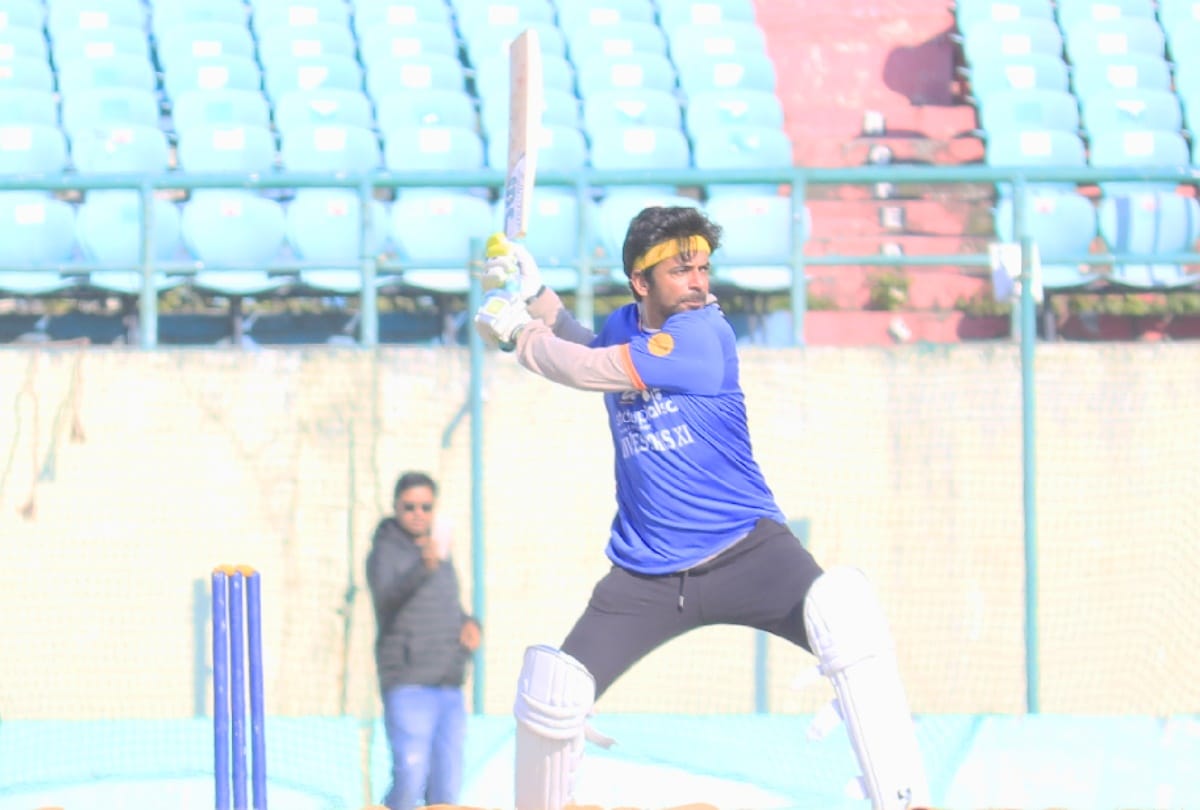 Famous comedian Sunil Grover played cricket at dharamshala and did batting