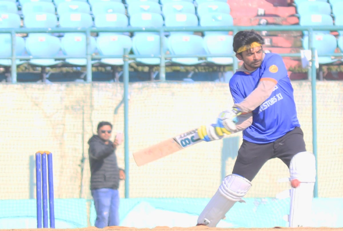 Famous comedian Sunil Grover played cricket at dharamshala and did batting