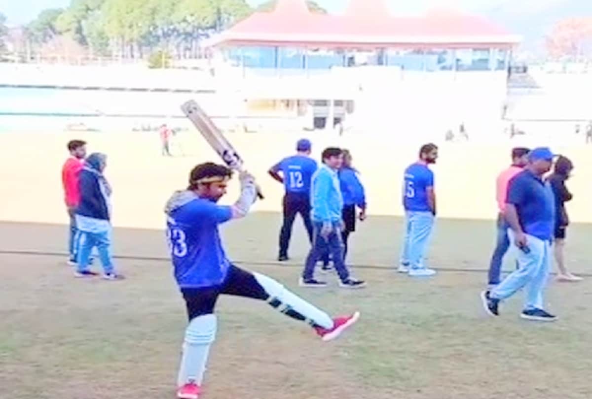 Famous comedian Sunil Grover played cricket at dharamshala and did batting