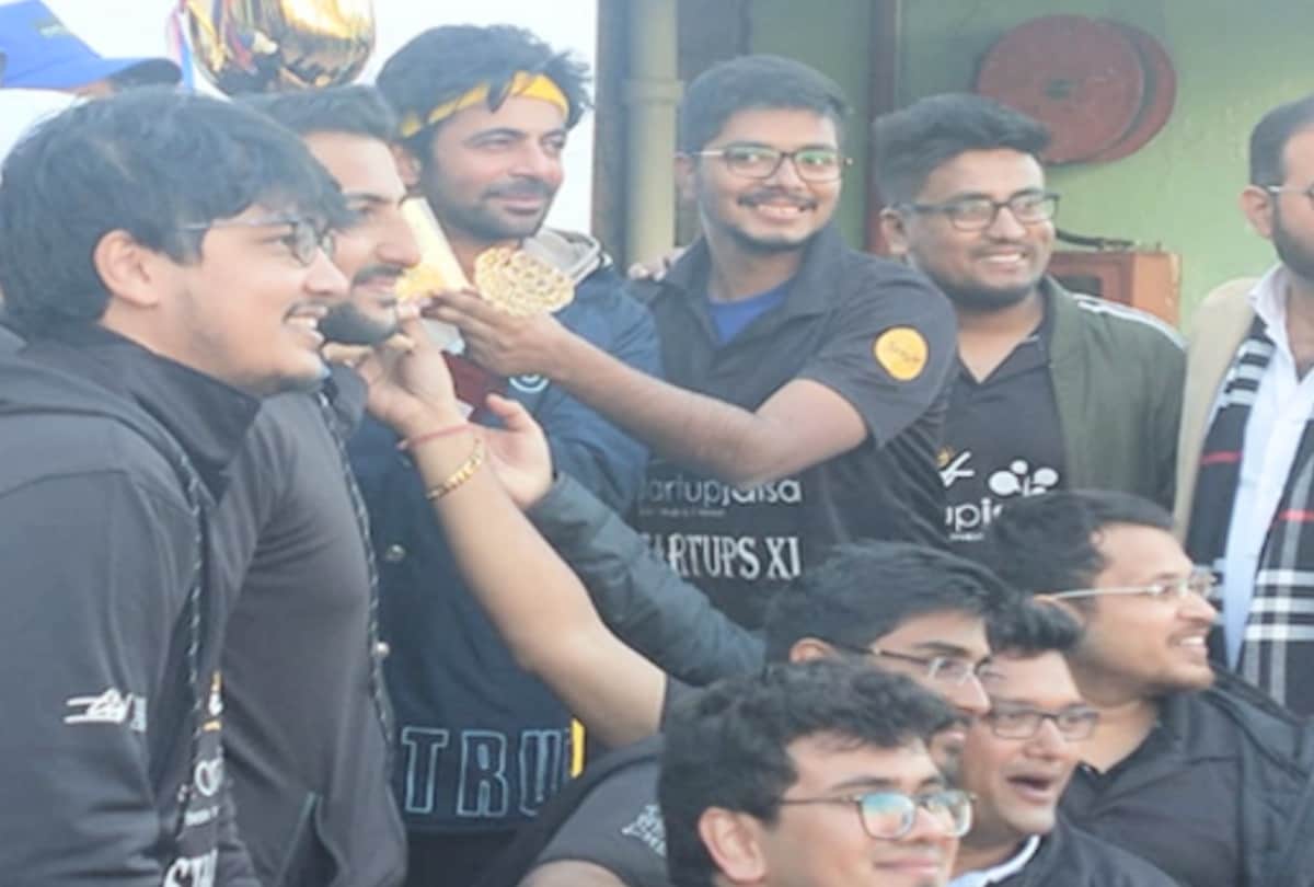 Famous comedian Sunil Grover played cricket at dharamshala and did batting