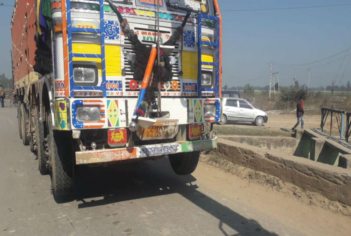 Varanasi: Two youths who made illegal recovery from trucks arrested as policemen