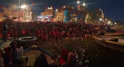 In auspicious coincidence, on the occasion of Mauni Amavasya, the flood of the Ganges ghats.