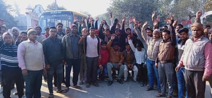 Traders protest against the brutal killing of textile traders in Azamgarh