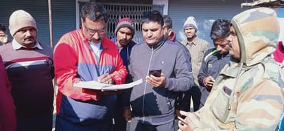 Traders protest against the brutal killing of textile traders in Azamgarh