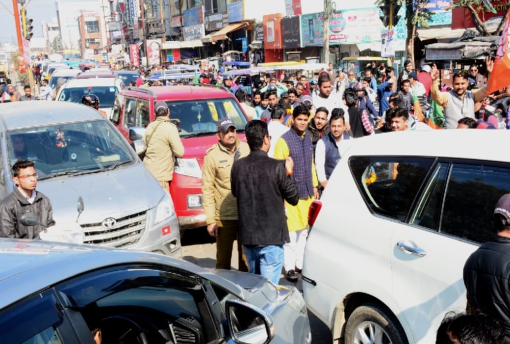 Ambulance Stuck in traffic jam during uttarakhand bjp president Bansidhar Bhagat welcome in roorkee