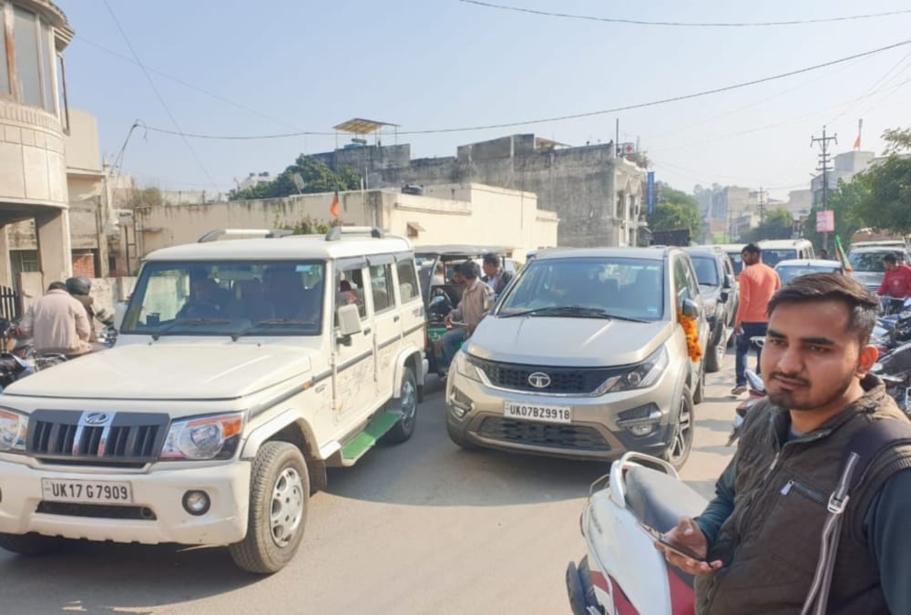 Ambulance Stuck in traffic jam during uttarakhand bjp president Bansidhar Bhagat welcome in roorkee
