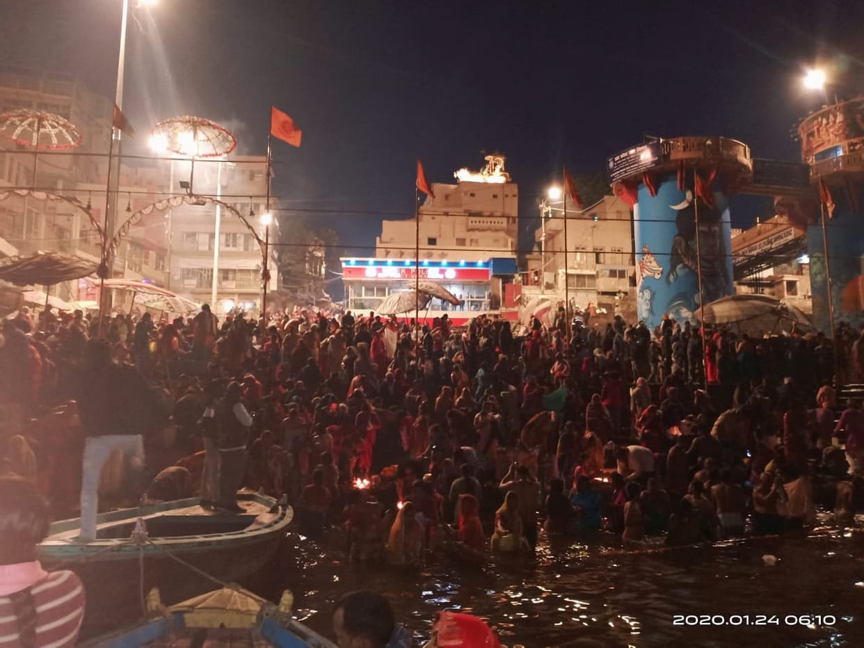 In auspicious coincidence, on the occasion of Mauni Amavasya, the flood of the Ganges ghats.
