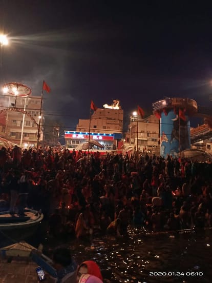 In auspicious coincidence, on the occasion of Mauni Amavasya, the flood of the Ganges ghats.