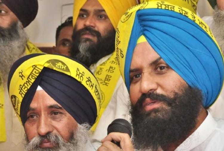 Bains brothers protest in front of Punjab bhawan