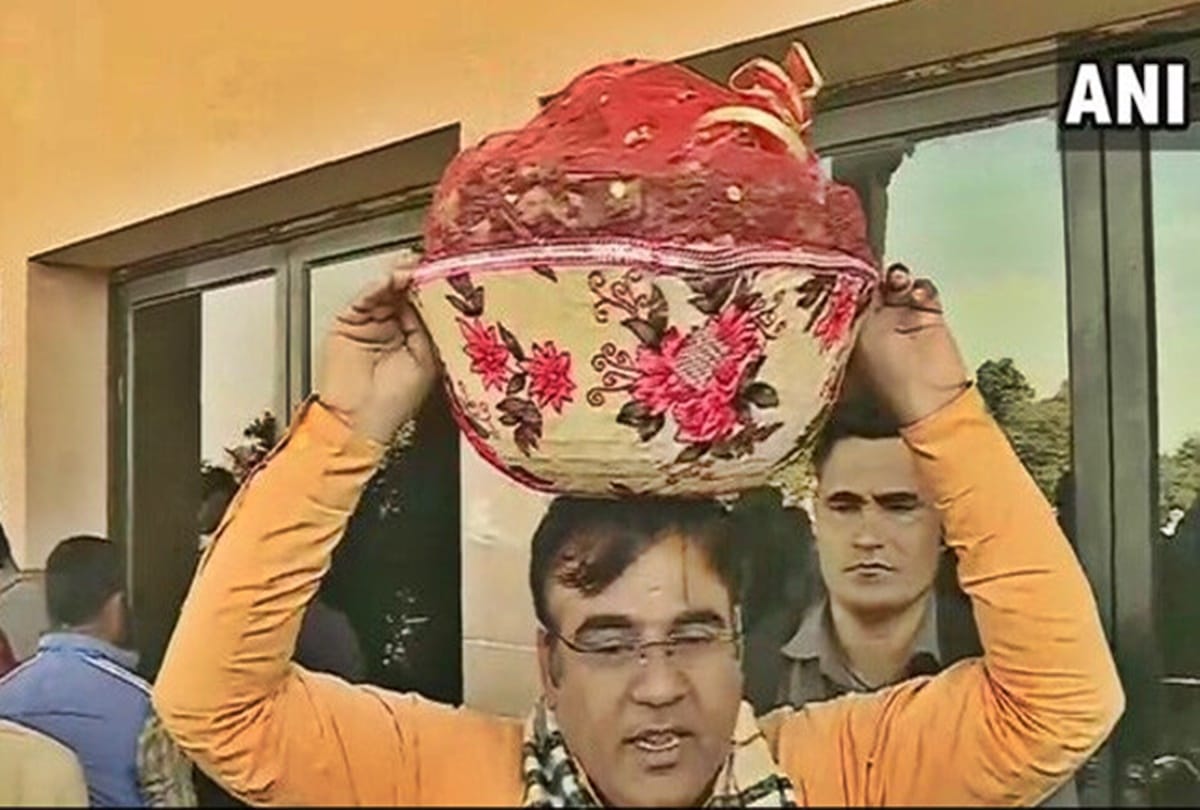 BJP MLA enters assembly basket full of locusts, asks for speedy compensation to farmers Rajasthan