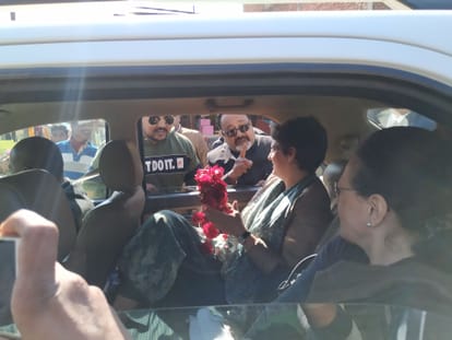 रायबरेली में गुरुवार को अमेठी जाते समय जायस में प्रियंका और सोनिया का स्वागत करते समर्थक।