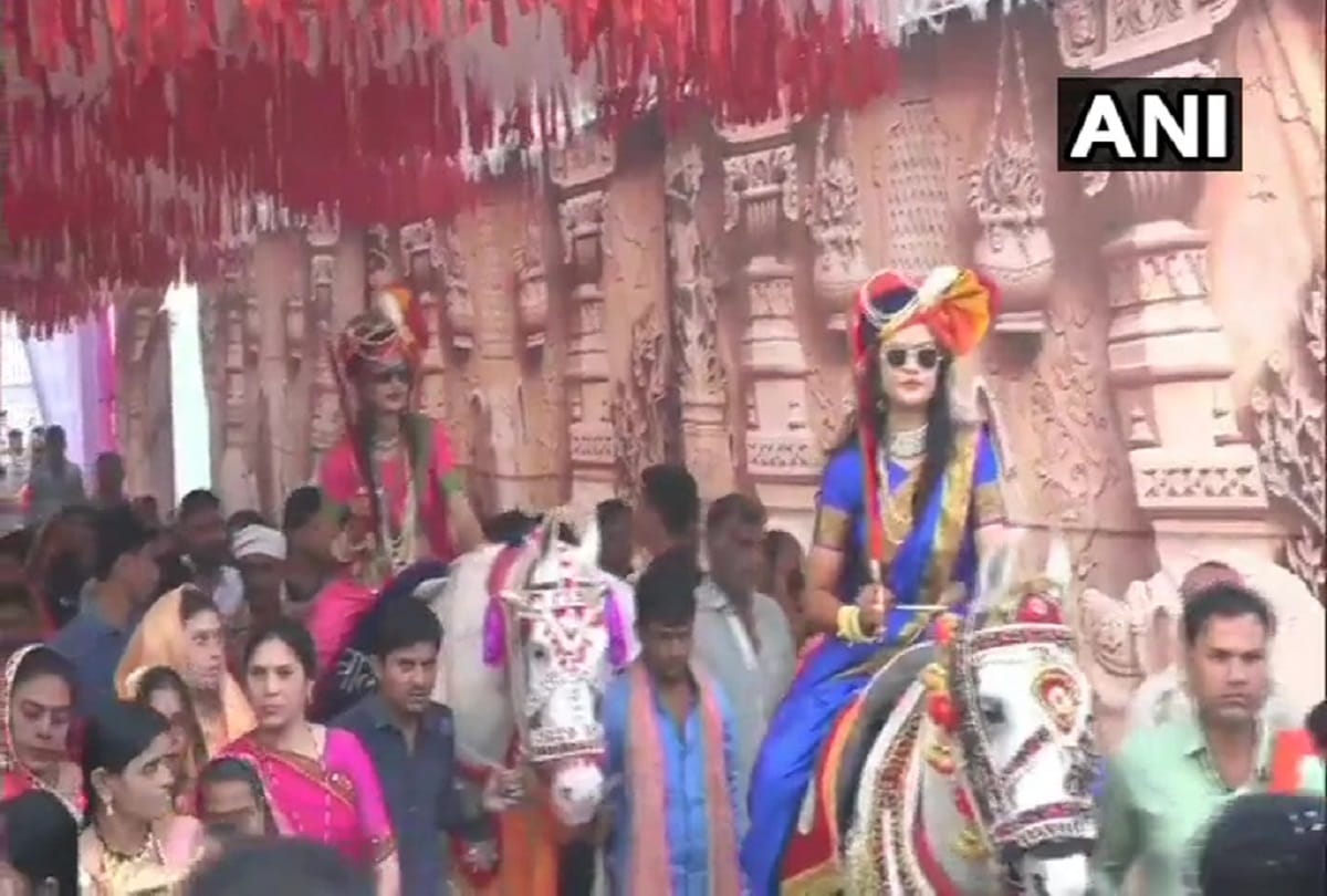 Madhya Pradesh Two brides arrive in Khandwa on horseback to take their bride