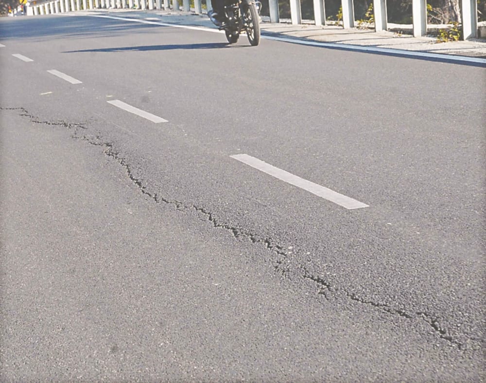 dehradun: crack on badhasi bridge