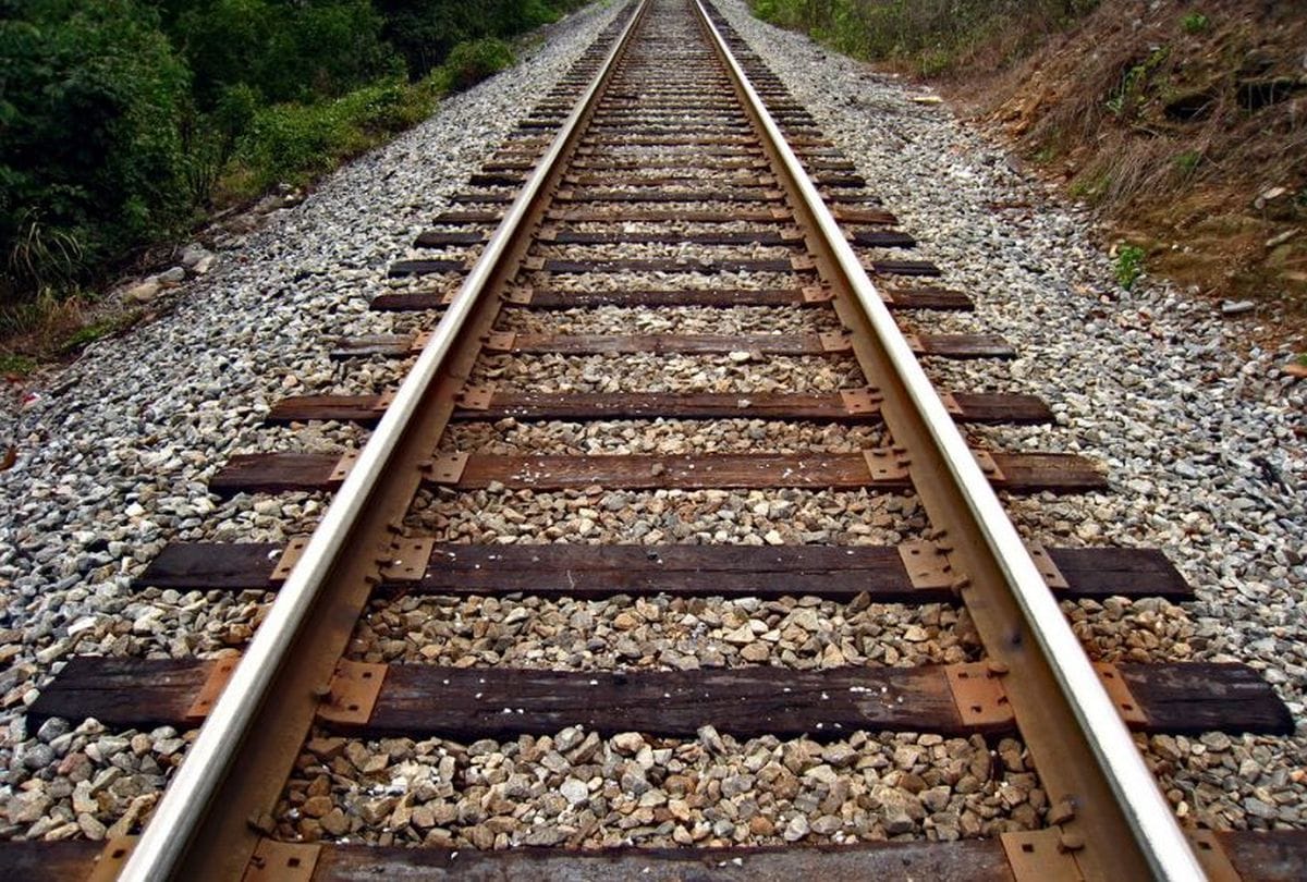 hardware engineer death hit by train in agra