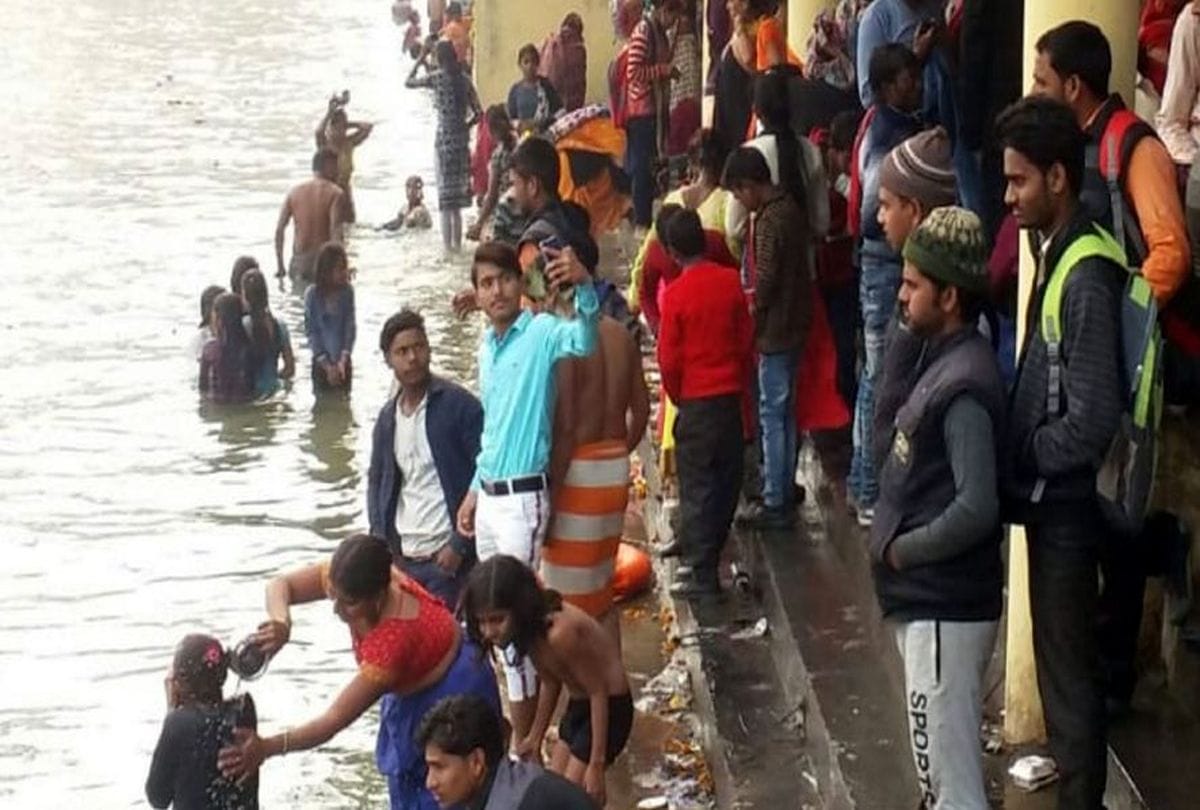 Devotees Bath Ganga At Mouni Amavasya in Soron and Kachala