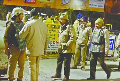 मॉक ड्रिल के दौरान पुलिस कर्मी