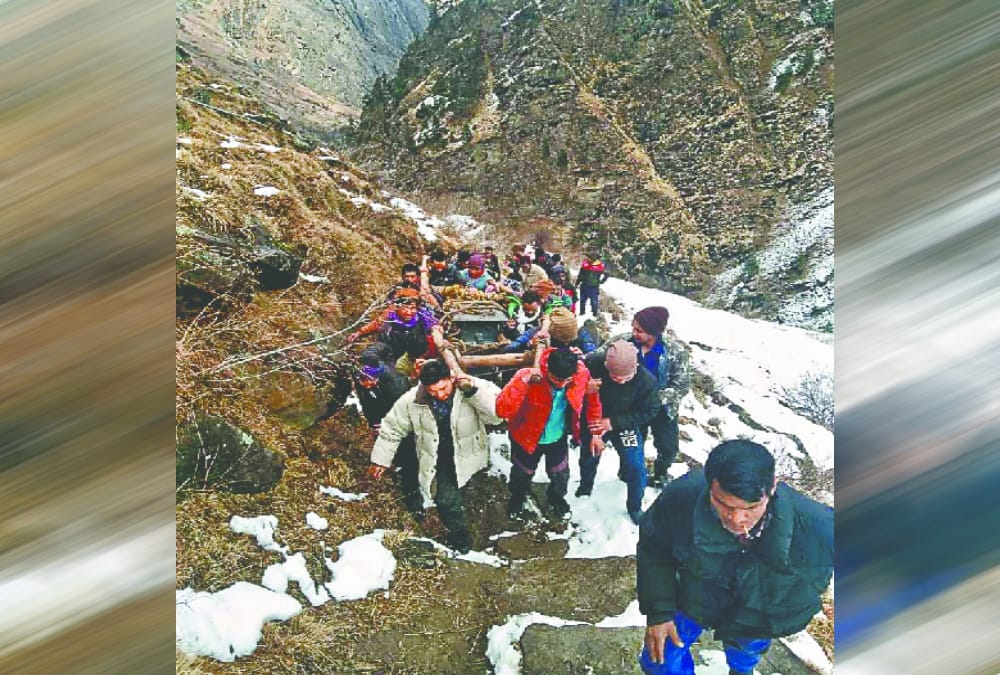 Villagers carry transformer on their back and walked six kilometers in snow in chamoli