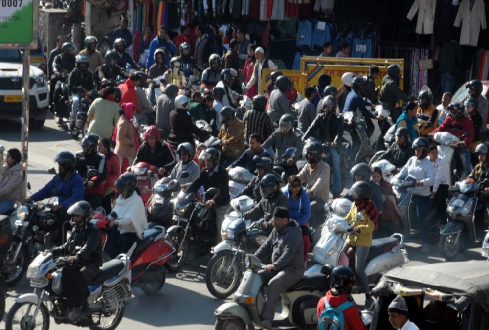 Heavy traffic jam in dehradun Police Force and DIG Arun mohan Joshi control Condition on road