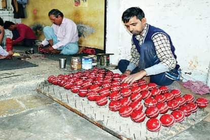 क्रिकेट बॉल तैयार करते कारीगर