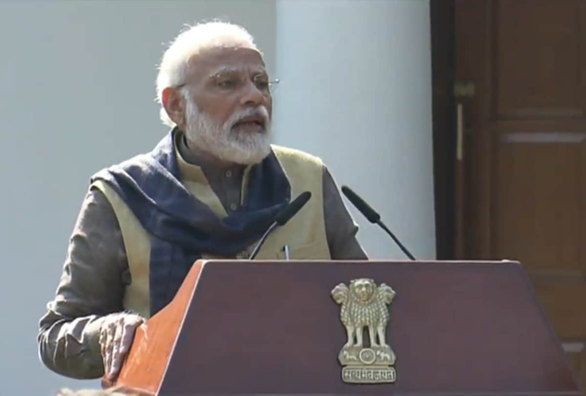 PM Narendra Modi Cracked Joke on Saas bahu TV Show front of smriti irani at Rashtriya Bal Puraskar