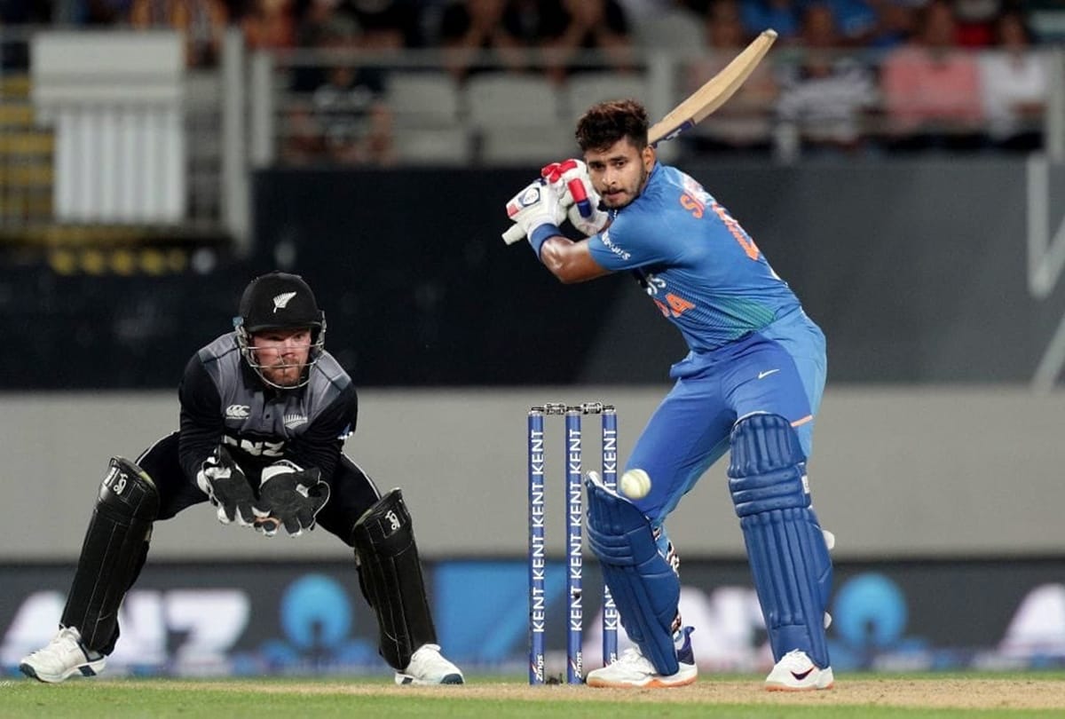 KL Rahul should bat at number five, Have to search options of Yuvraj and Suresh Raina says Manjrekar