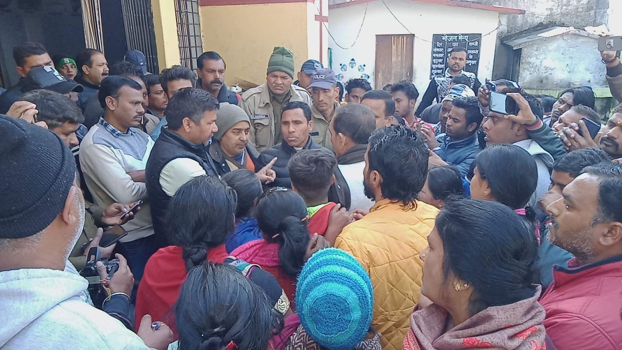 Mayor came to inspect the school, officer's siege