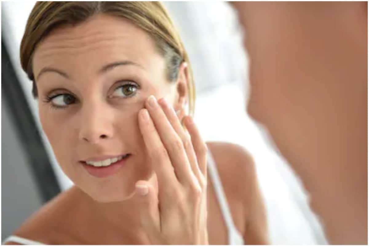 Apply Almond Oil Before Sleeping At Night To Remove Wrinkles and Black Spots Badam Tel Ke Fayde In Hindi