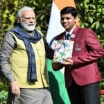 विनायक बहादुर को गिफ्ट देते प्रधानमंत्री नरेंद्र मोदी