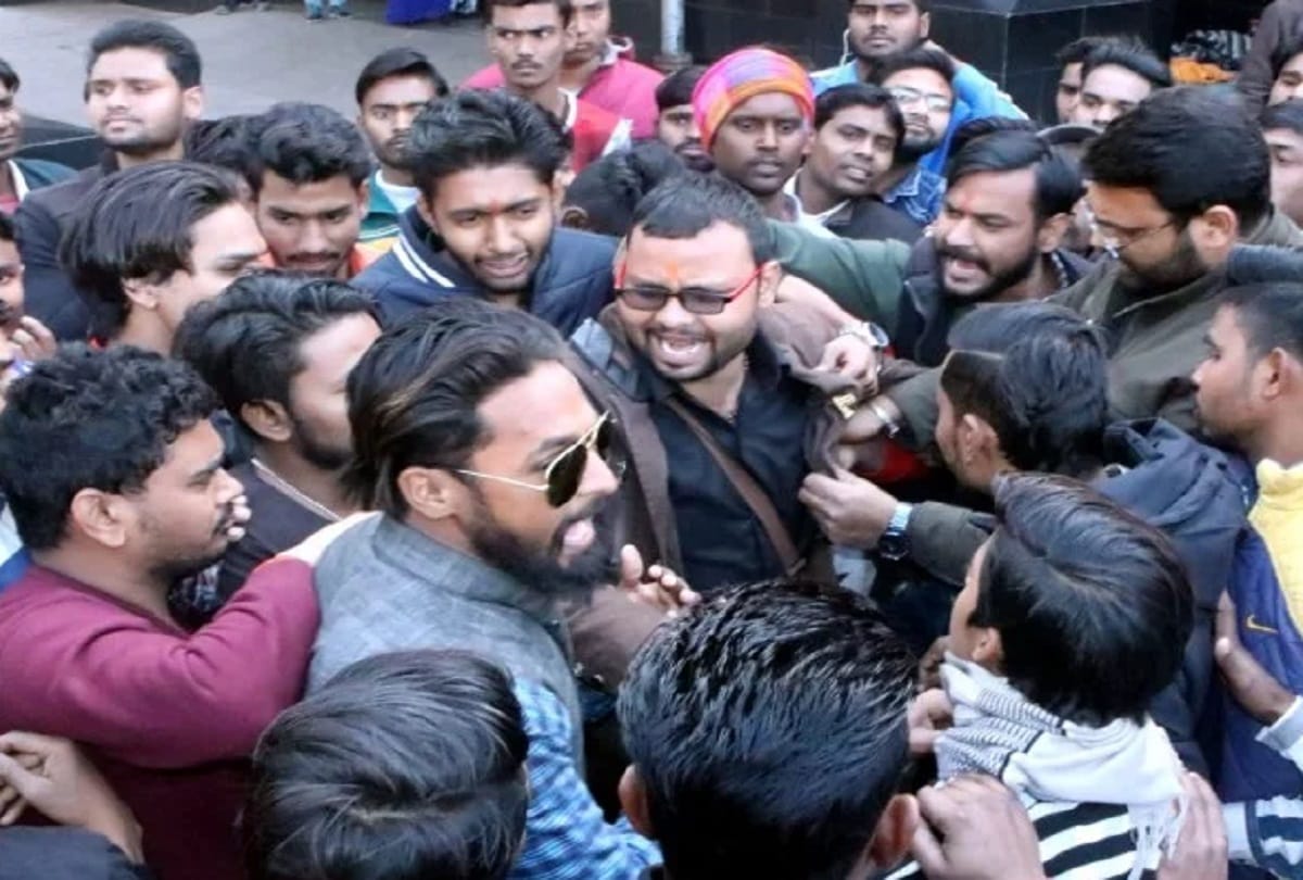 Leader going to commit self-immolation at Chief Minister's office stopped at Aligarh Junction