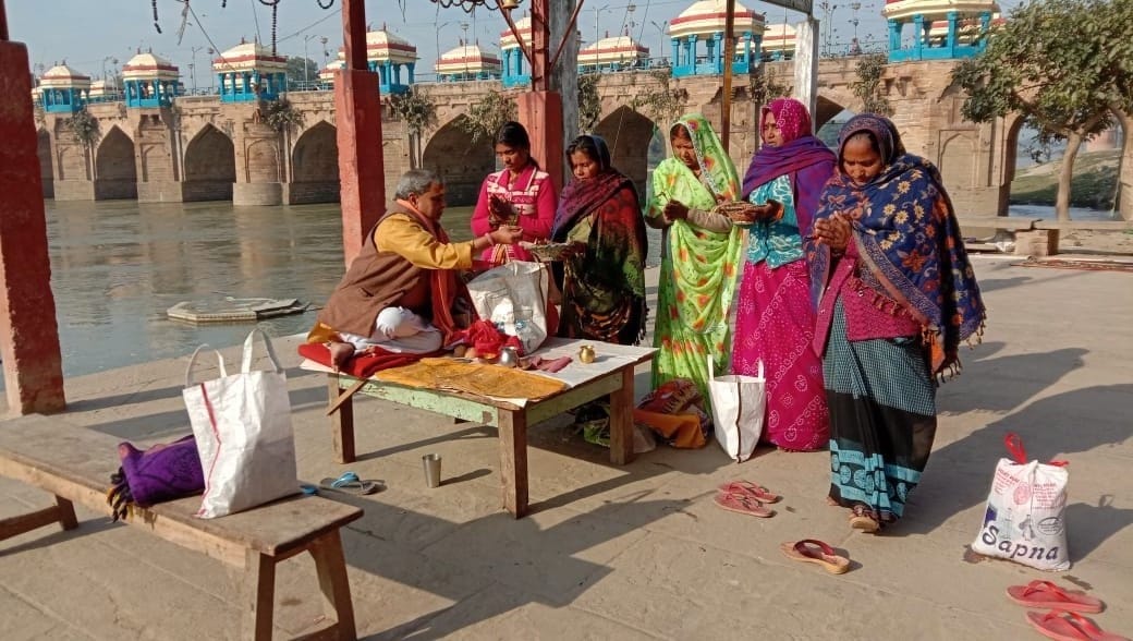 A dip of faith in Adi Ganga Gomti on Mouni Amavasya