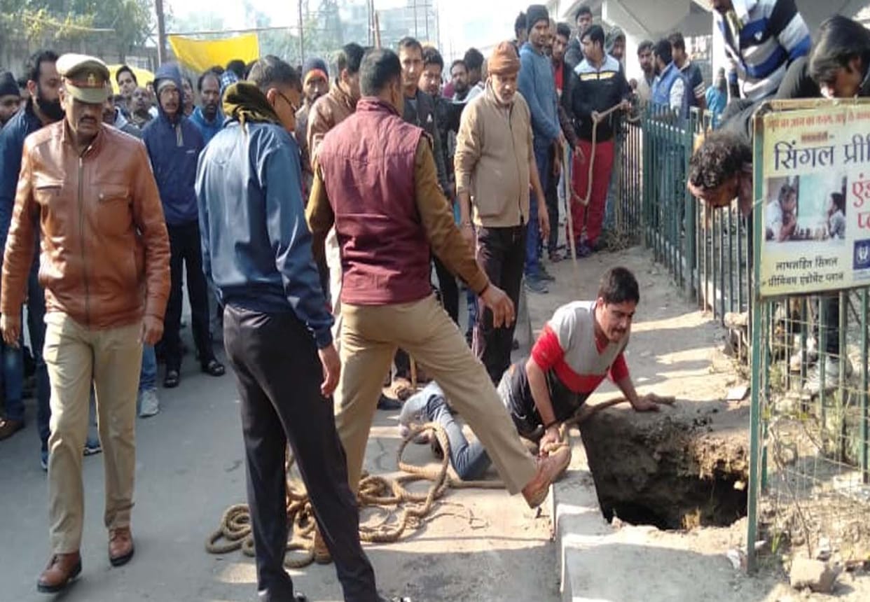 Road collapsed in Kanpur, young man got injured