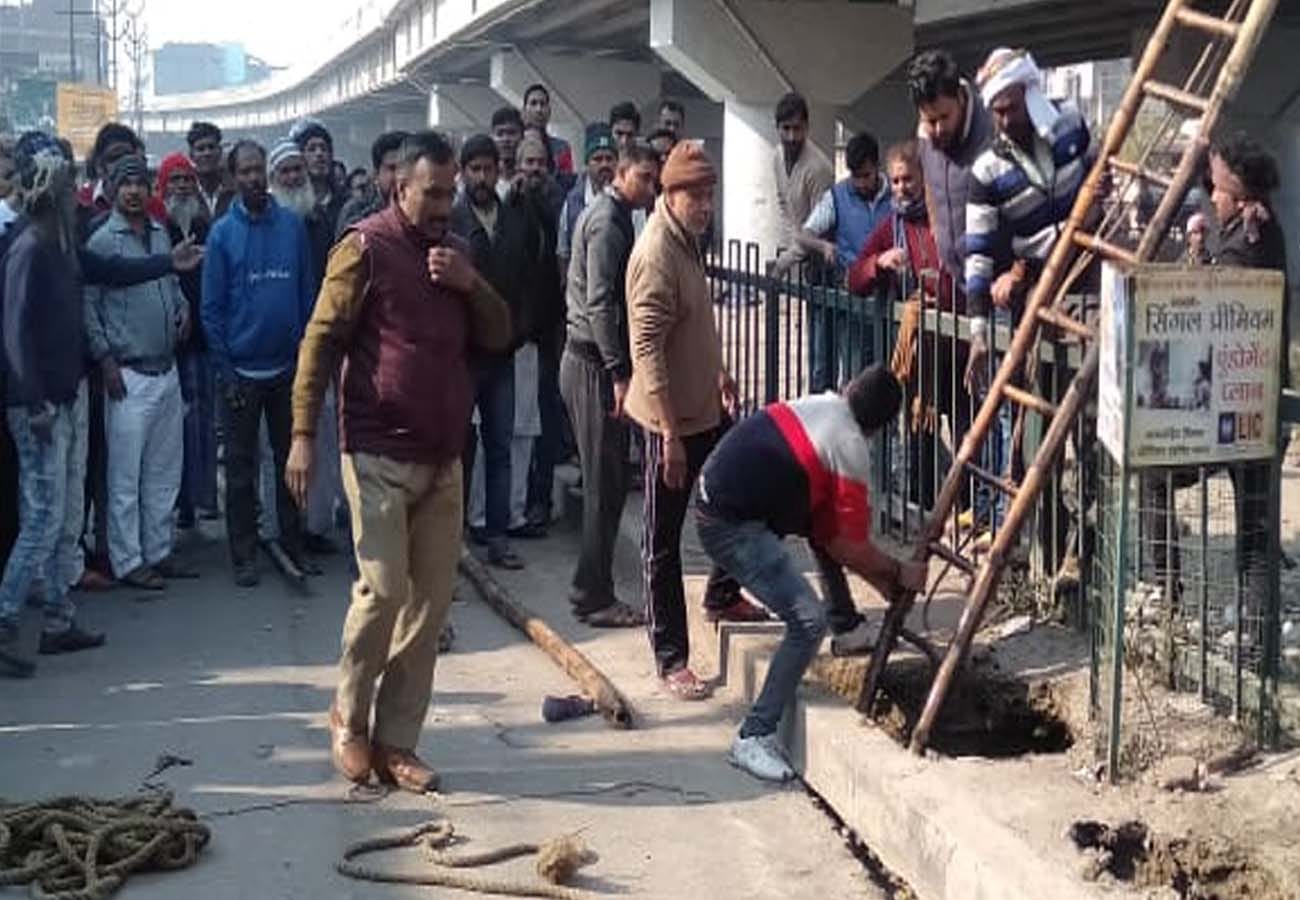 Road collapsed in Kanpur, young man got injured