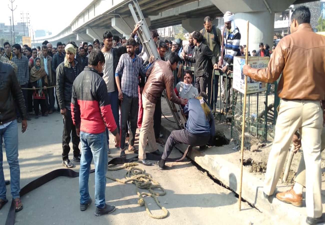Road collapsed in Kanpur, young man got injured