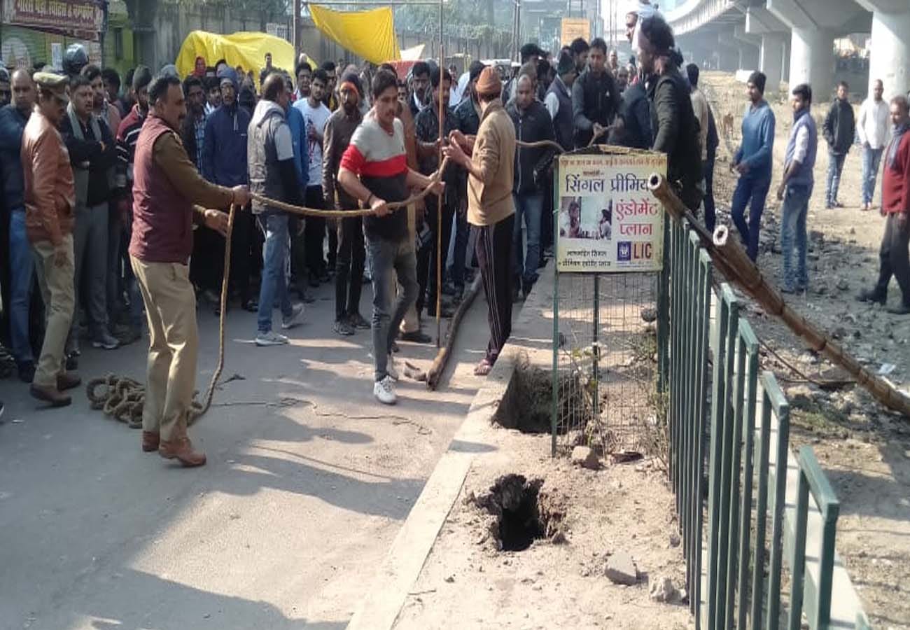 Road collapsed in Kanpur, young man got injured