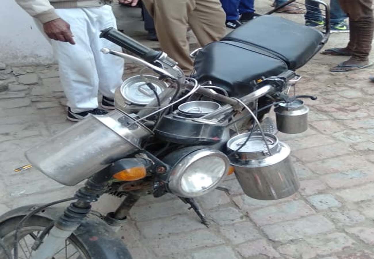 Road collapsed in Kanpur, young man got injured
